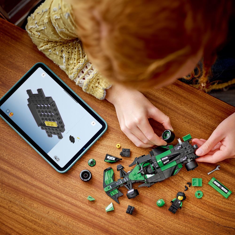 LEGO Speed Champions: KICK Sauber F1® Team C44 Race Car